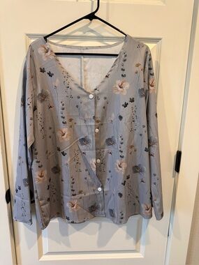 Light Gray Floral Button-Front V-Neck Women's Top